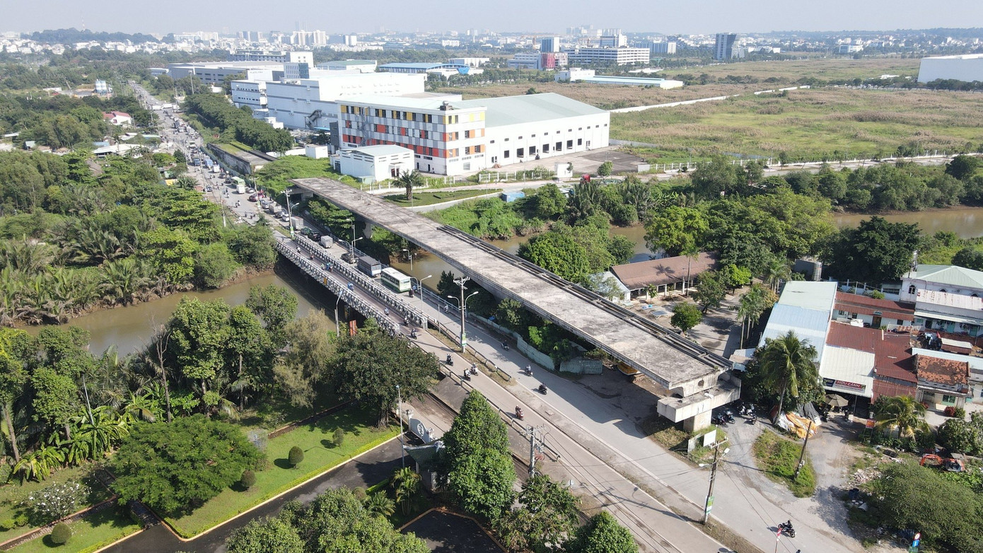 Dự án xây dựng cầu Tăng Long có tổng mức đầu tư 688 tỷ đồng từ nguồn vốn ngân sách thành phố. Dự án đã được khởi công ngày 14/12/2017 và phải ngưng thi công từ tháng 9/2019 do không có mặt bằng để tiếp tục triển khai xây dựng.