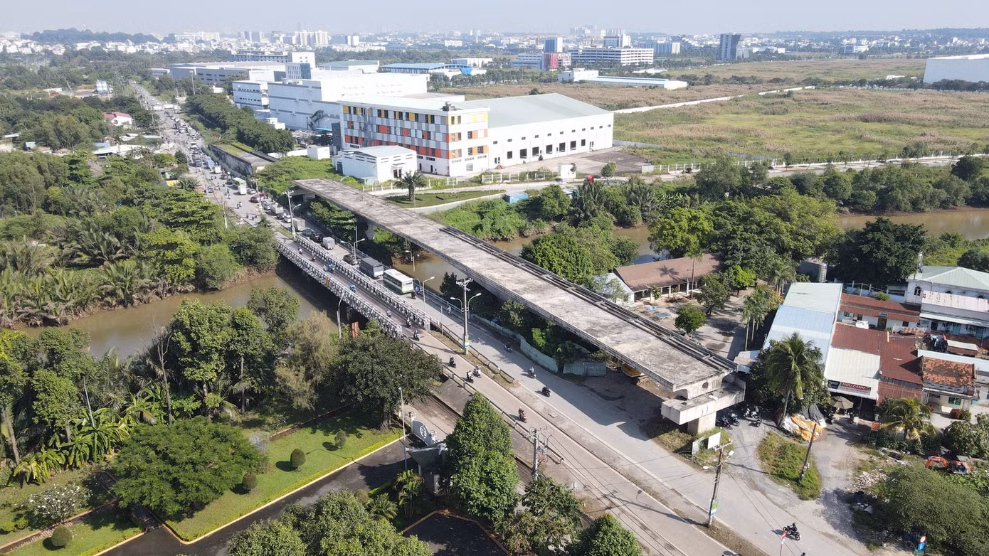 Dự án xây dựng cầu Tăng Long có tổng mức đầu tư 688 tỷ đồng từ nguồn vốn ngân sách thành phố. Dự án đã được khởi công ngày 14/12/2017 và phải ngưng thi công từ tháng 9/2019 do không có mặt bằng để tiếp tục triển khai xây dựng.