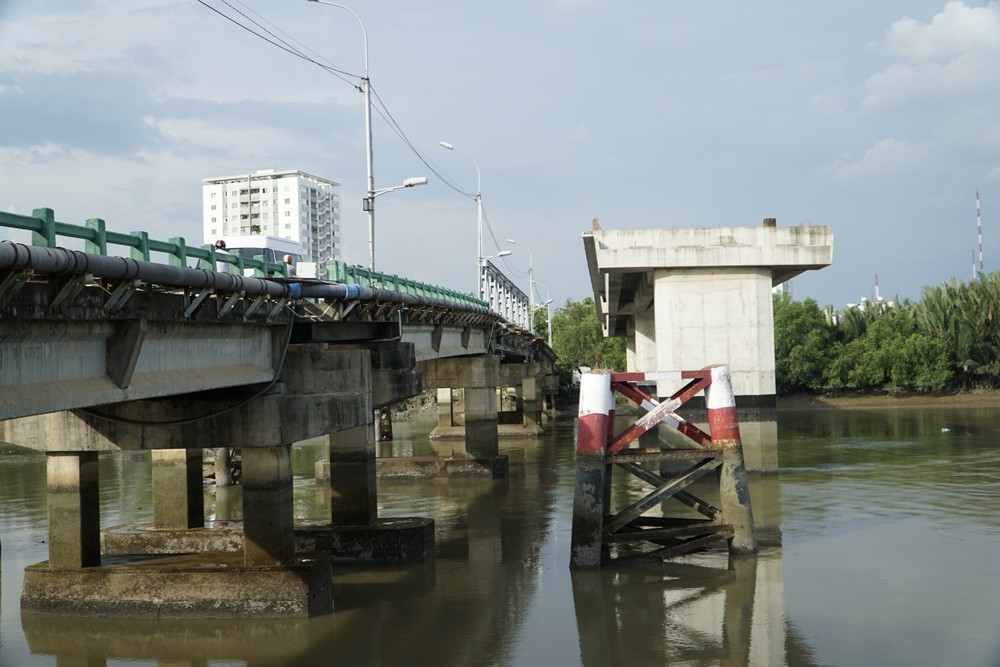 Cuối tháng 7 năm nay, cầu Phước Long đã thi công trở lại sau gần 3 năm tạm dừng.