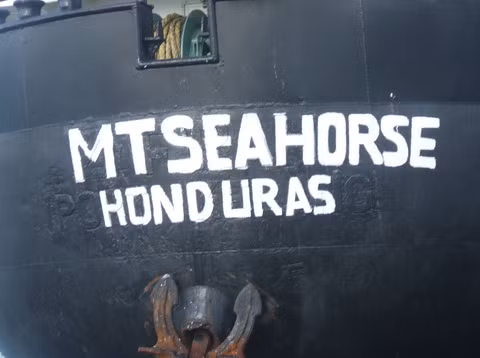 Cướp biển đã sơn lại màu đen và đổi tên tàu nhằm qua mặt cơ quan chức năng