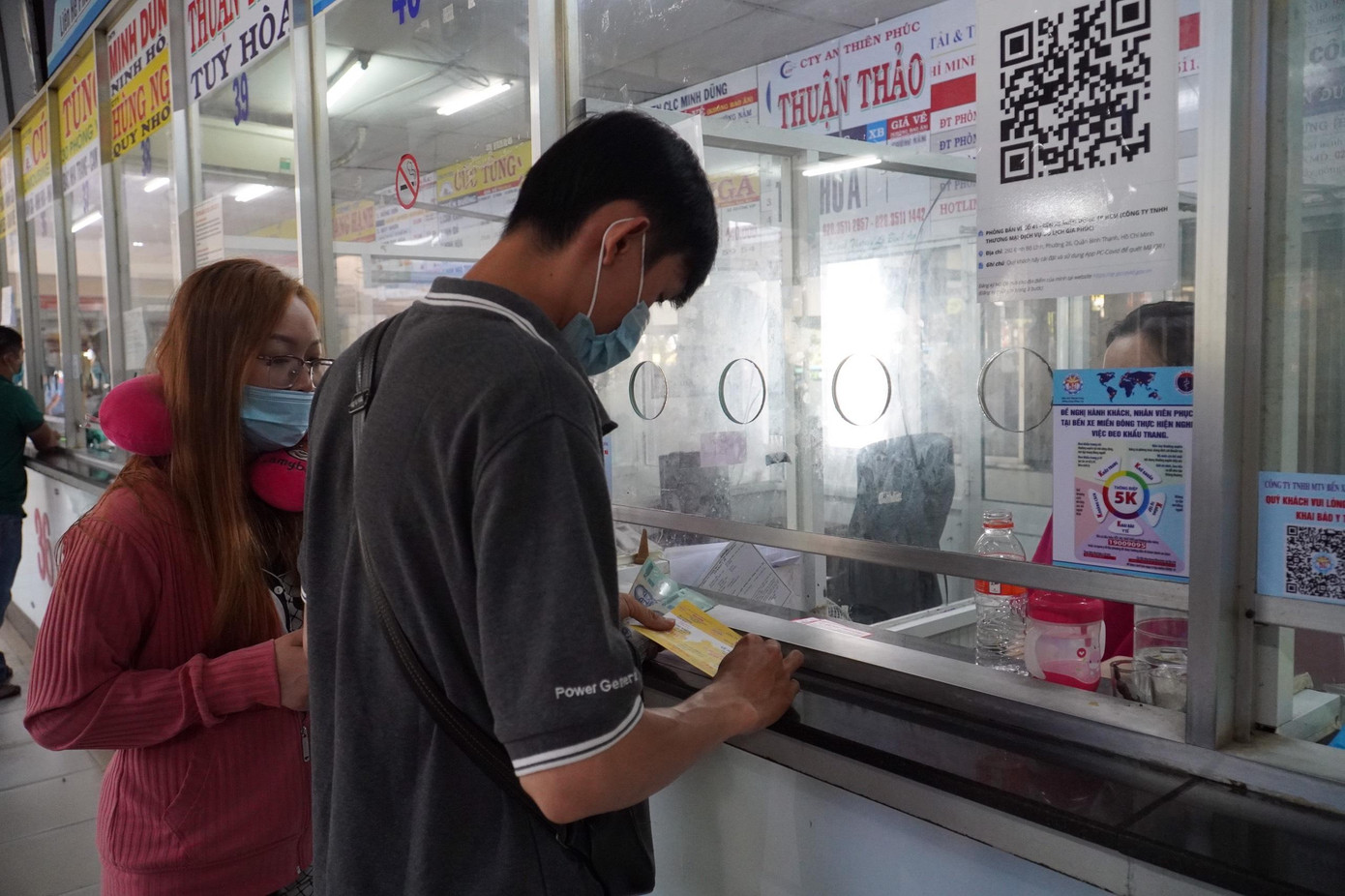 Ở khu vực phòng vé, chỉ có lác đác vài người đến mua vé, chủ yếu là về Nha Trang, Bà Rịa Vũng Tàu, Bình Thuận…