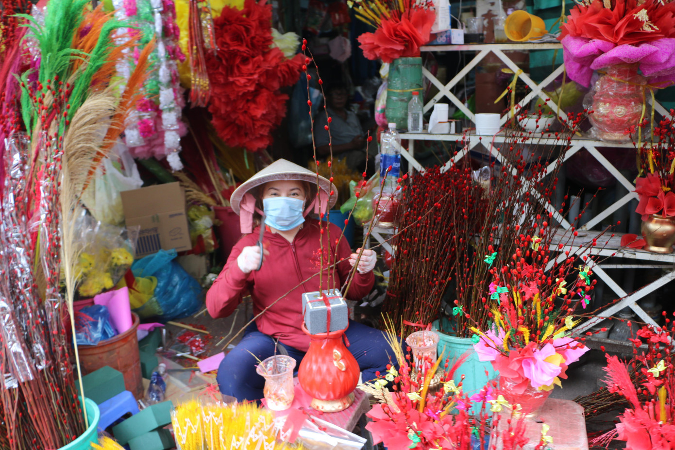 Người dân nô nức đi mua hoa về chưng Tết khiến nhiều tiểu thương phấn khởi