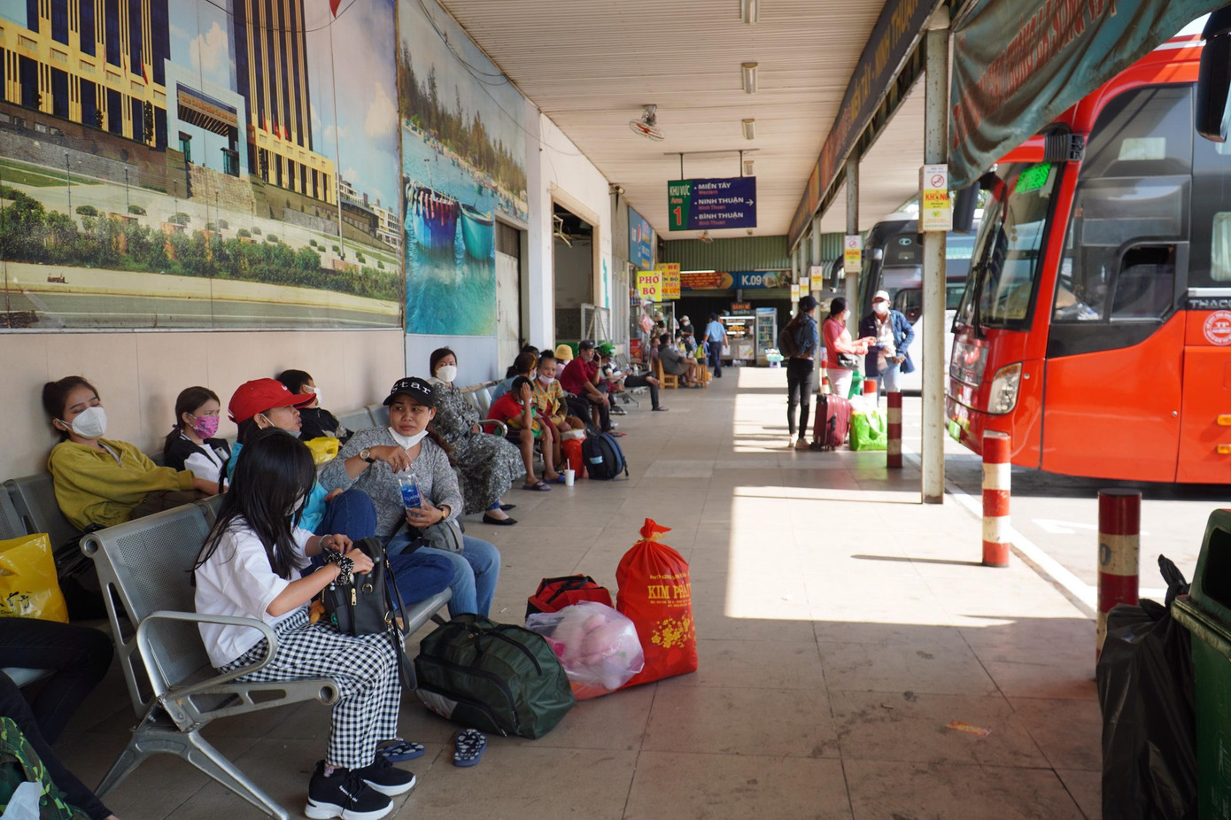 Lượng khách tại bến xe miền Đông trưa 29 Tết đã giảm rất nhiều so với các ngày trước.