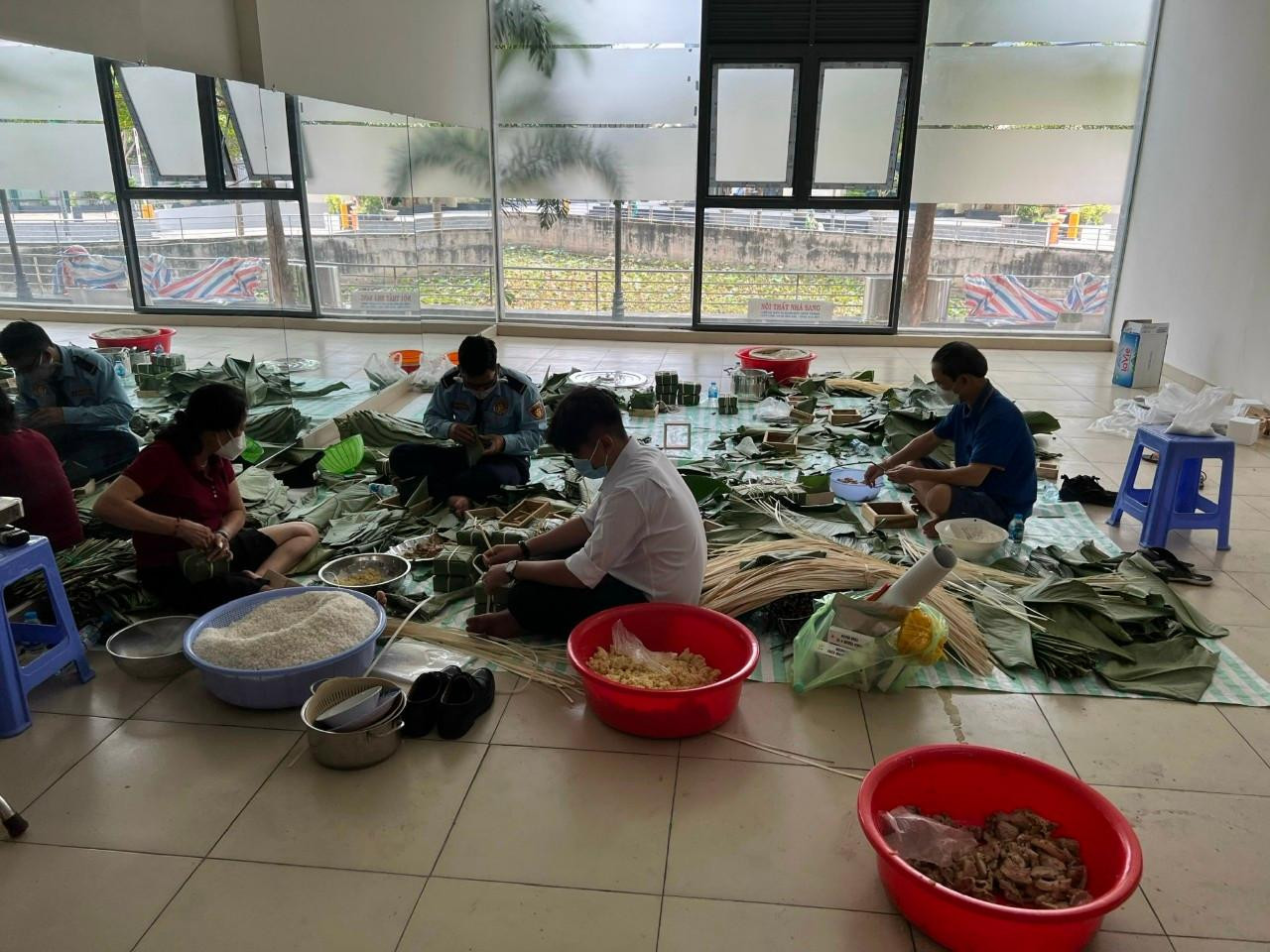 Không khí đầm ấm thấm tình hàng xóm nơi chốn thị thành. Ảnh: NVCC