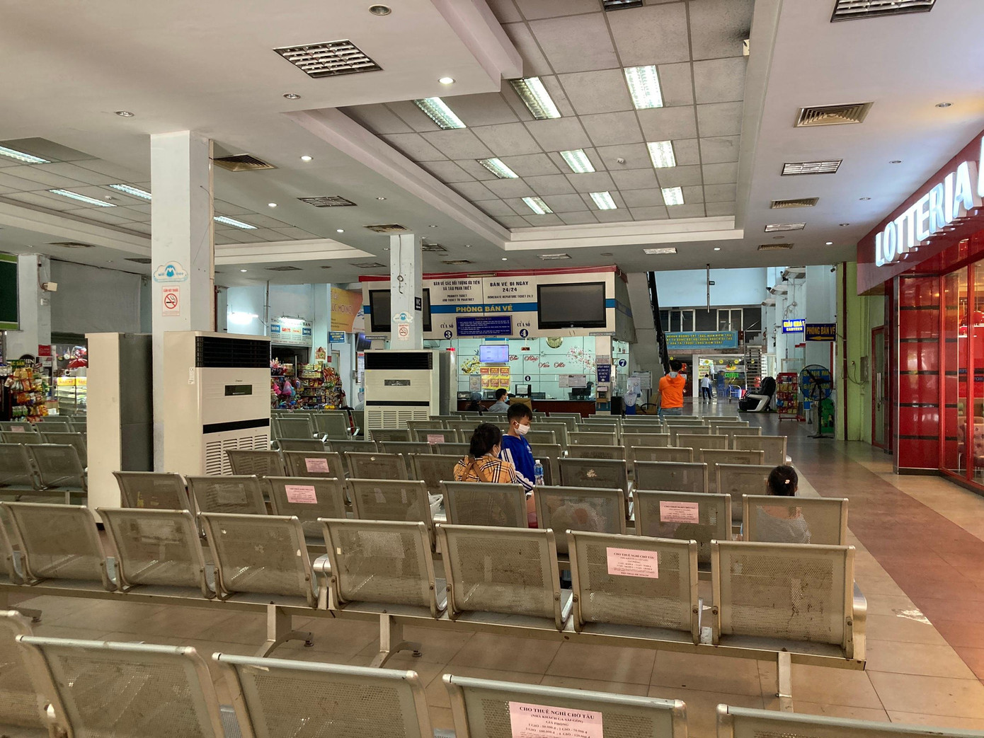 Khu vực nhà chờ ga Sài Gòn chỉ lác đác vài hành khách.