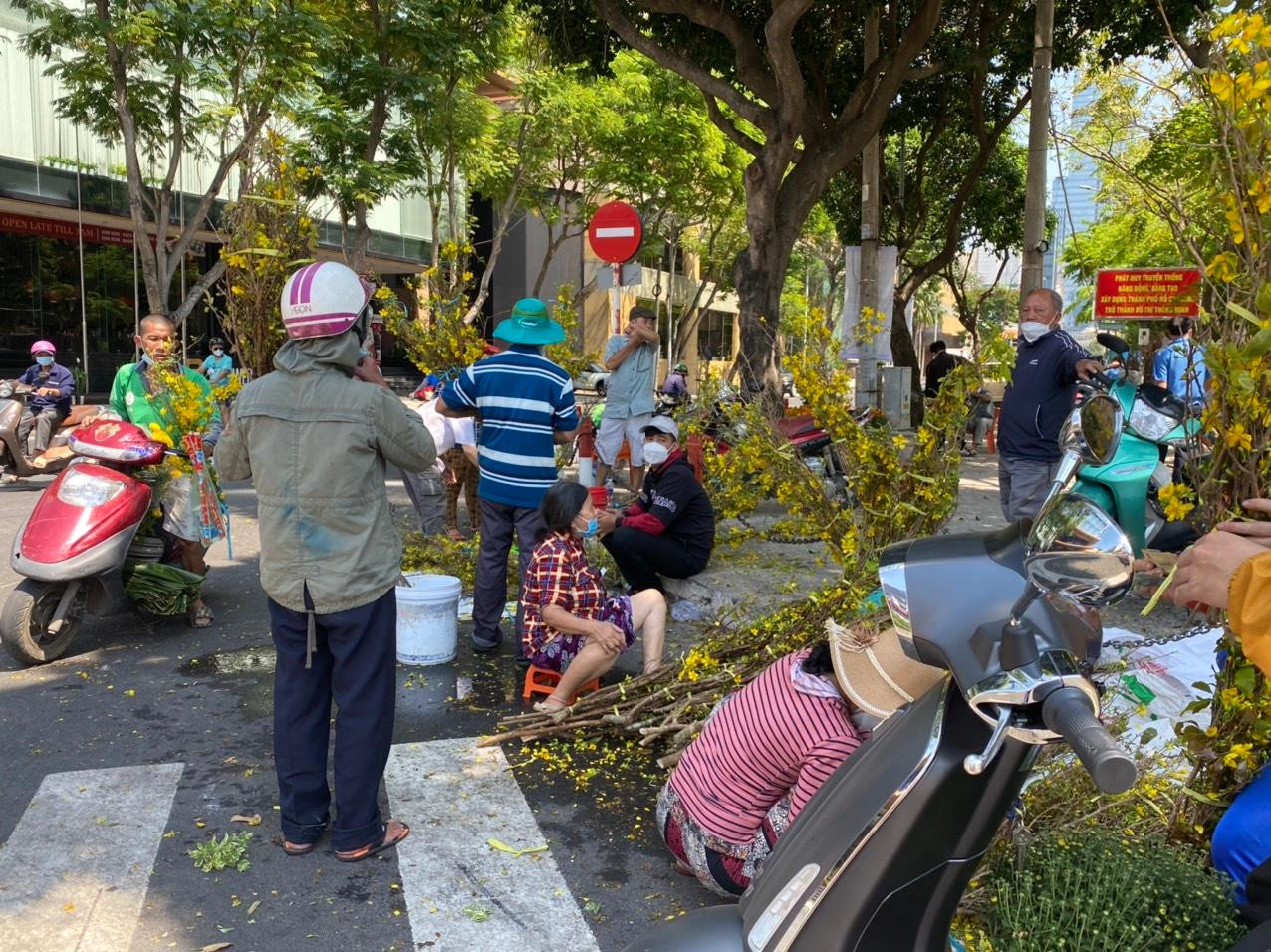 Sát giờ "đóng" chợ, giá mỗi bó hoa mai tại chợ hoa công viên 23/9 giảm giá "kịch sàn" với 60.000 đồng/bó.