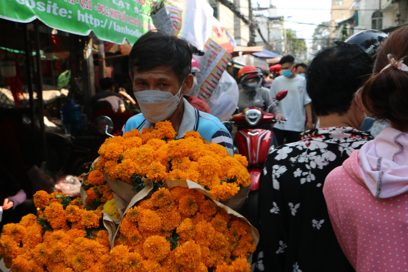 Theo ghi nhận của Tiền Phong, đa phần người dân đều ý thức đeo khẩu trang khi ra vào chợ mua sắm.