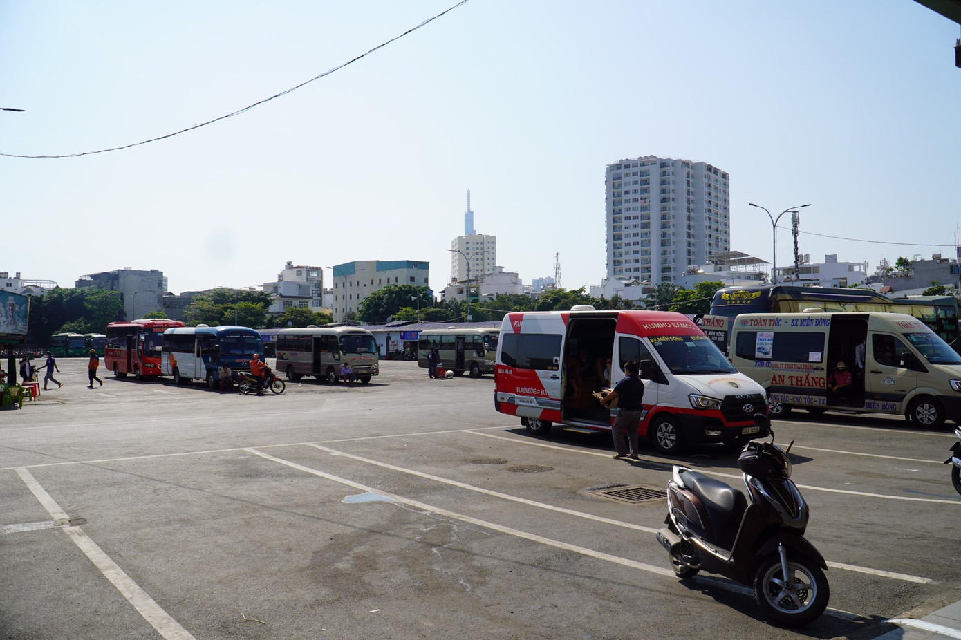 Anh Long Vĩ, tài xế của một hãng chạy tuyến TPHCM- Đắk Lắk cho biết: “Hầu như khách quen năm đều đi máy bay vì giá rẻ hoặc về trước đó".