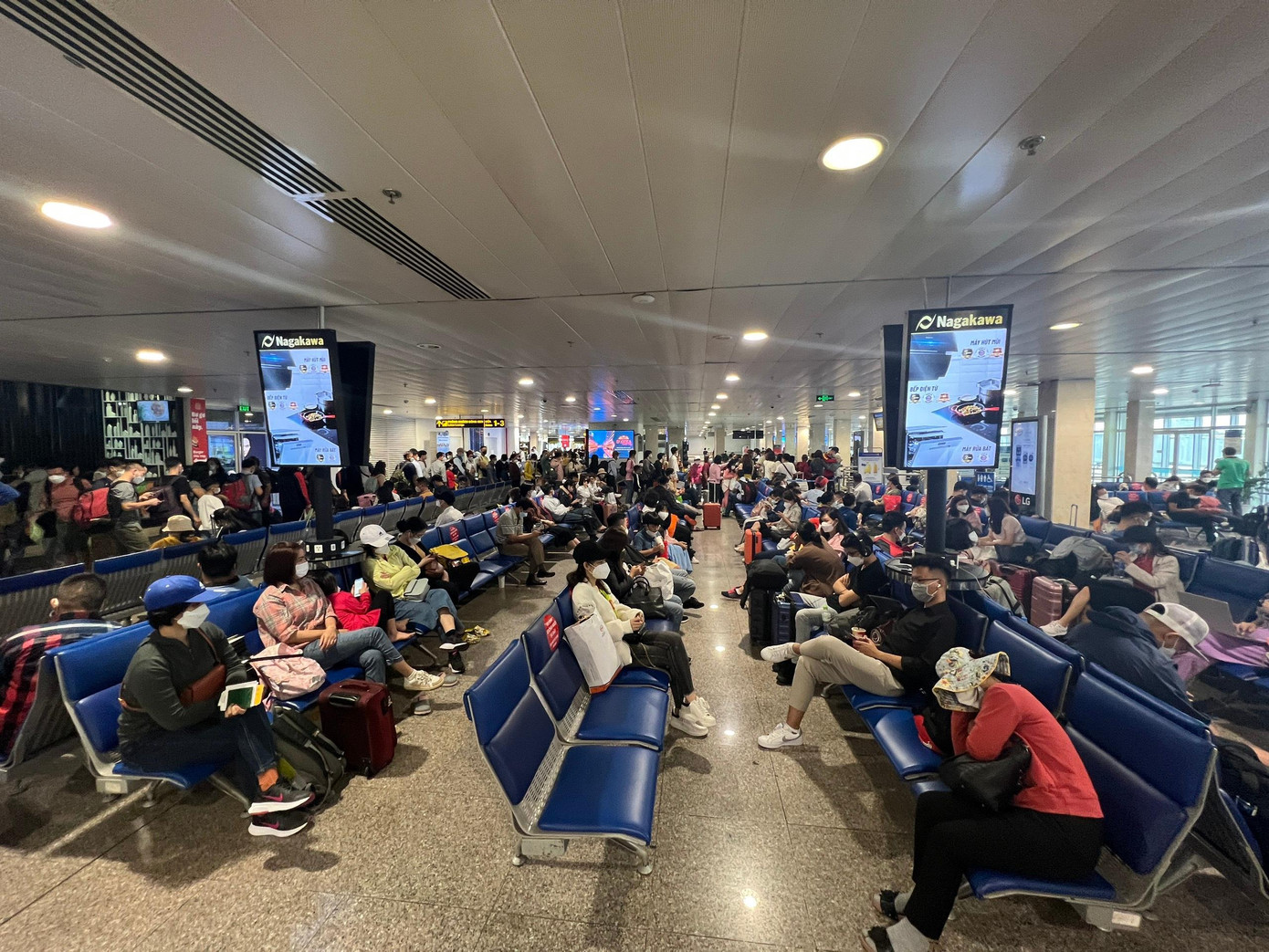 Nhiều người có mặt từ sớm để chuẩn bị làm thủ tục về quê đón Tết bên gia đình.