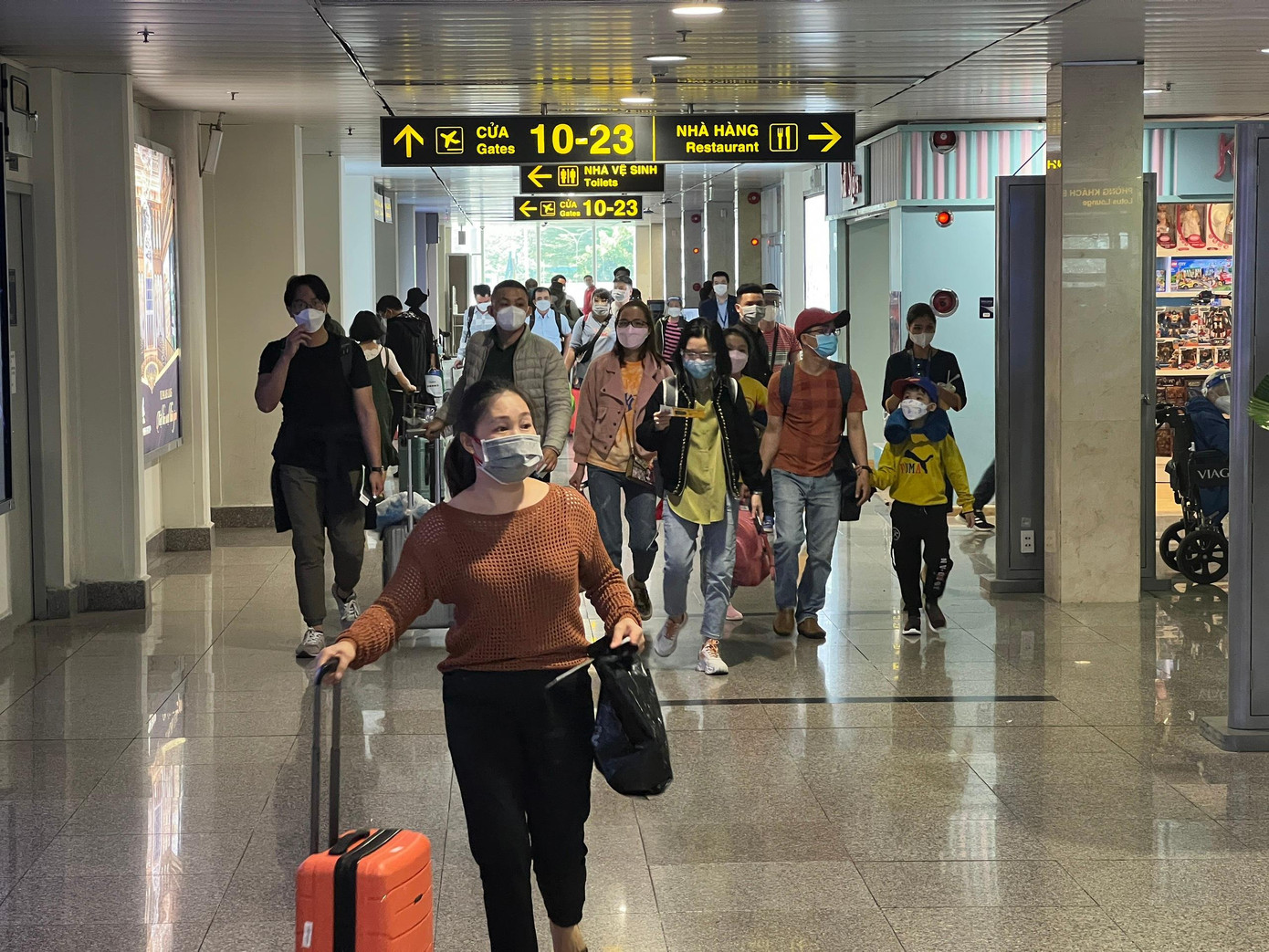 Trái ngược với bến xe miền Đông và ga Sài Gòn, sân bay Tân Sơn Nhất vẫn nhộn nhịp hành khách vào ngày 29 Tết.