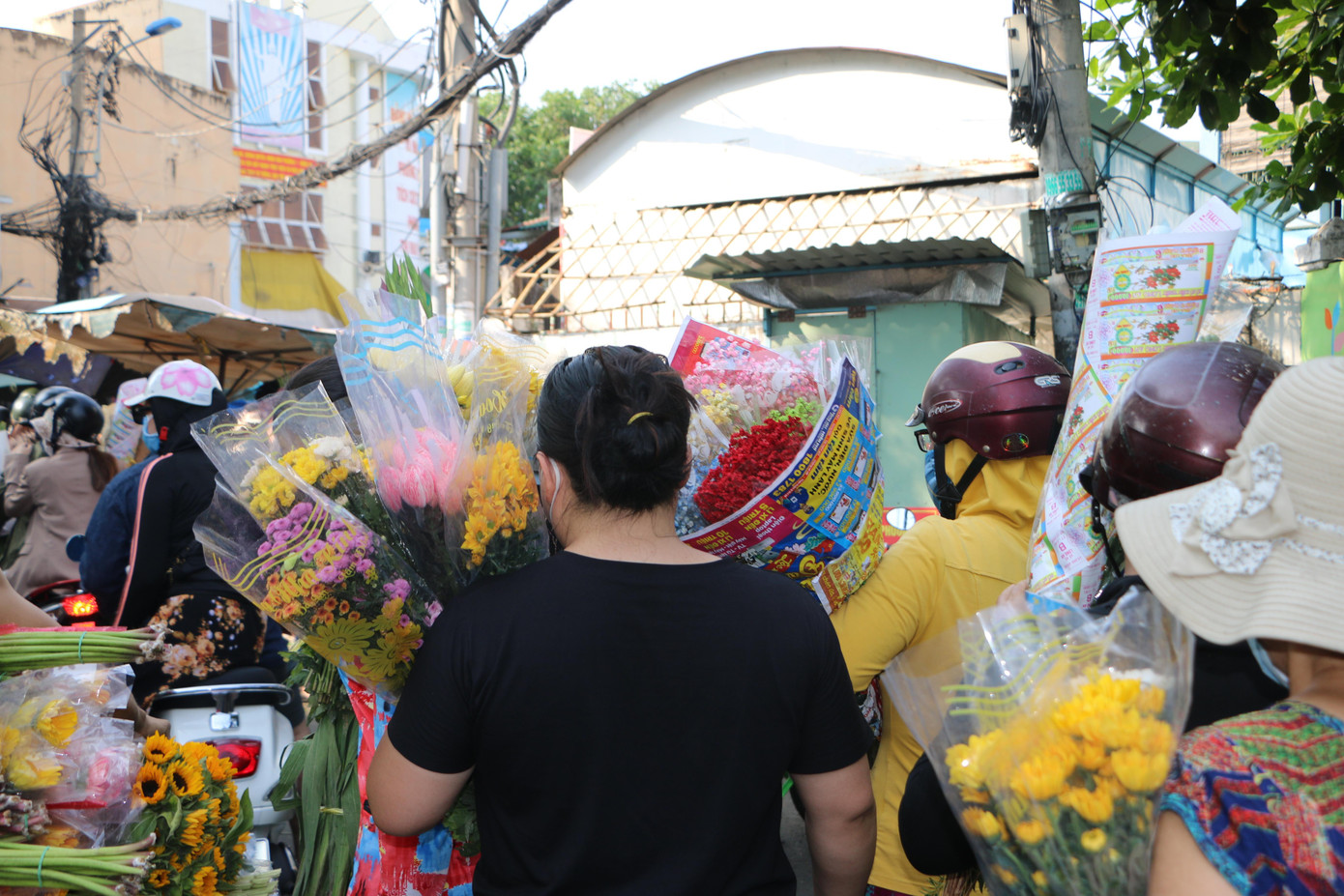 Người người nô nức mua hoa tươi để chưng Tết.