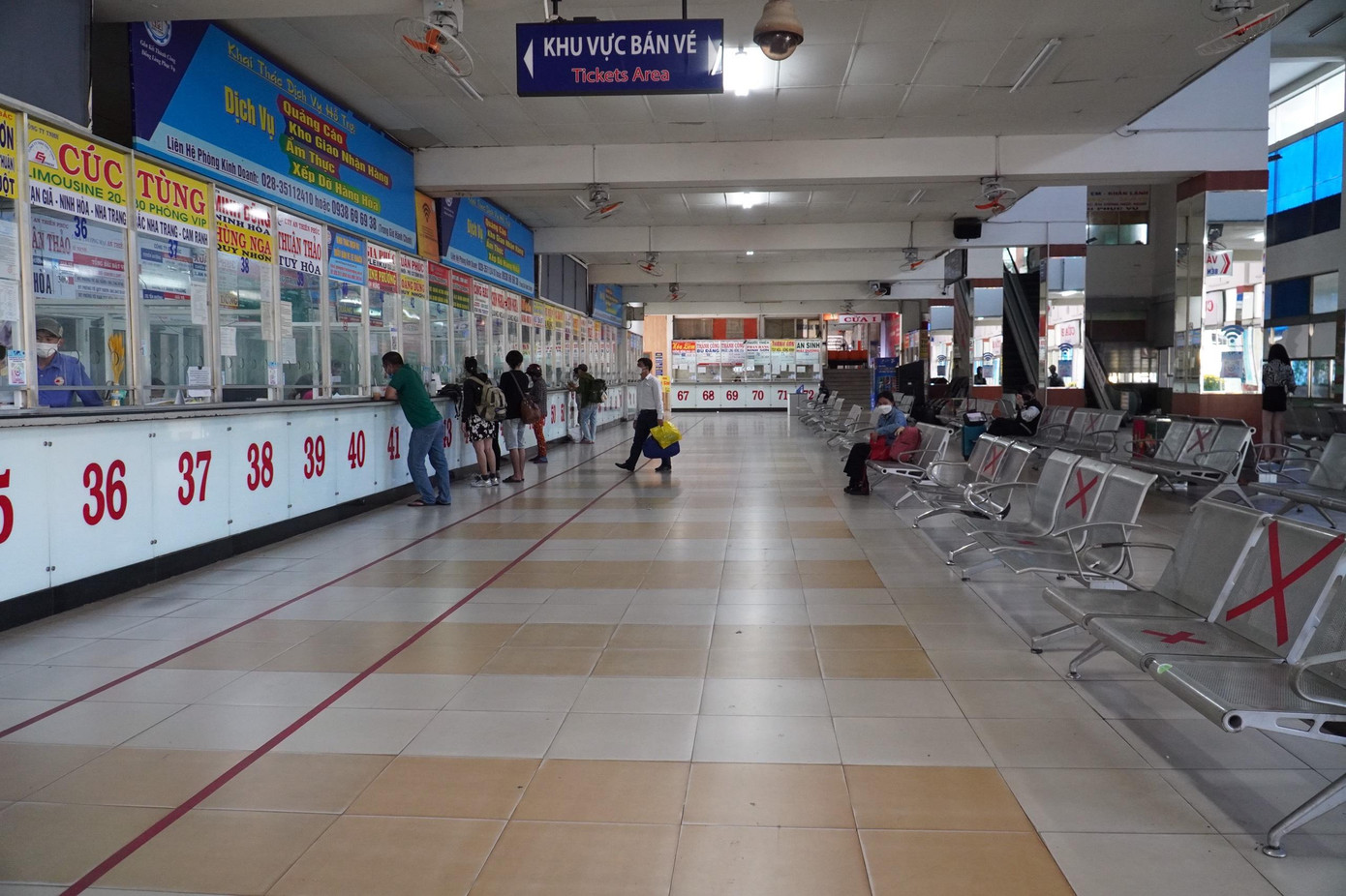 Bến xe miền Đông cũ (quận Bình Thạnh) vào trưa 29 Tết, vắng khách.