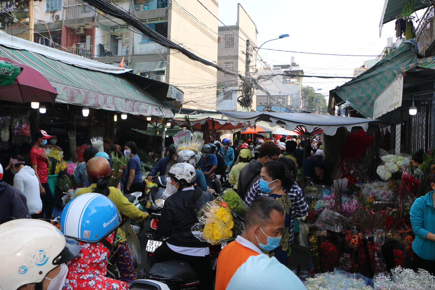 Càng về chiều tối, lượng người đổ về chợ hoa Hồ Thị Kỷ càng đông.