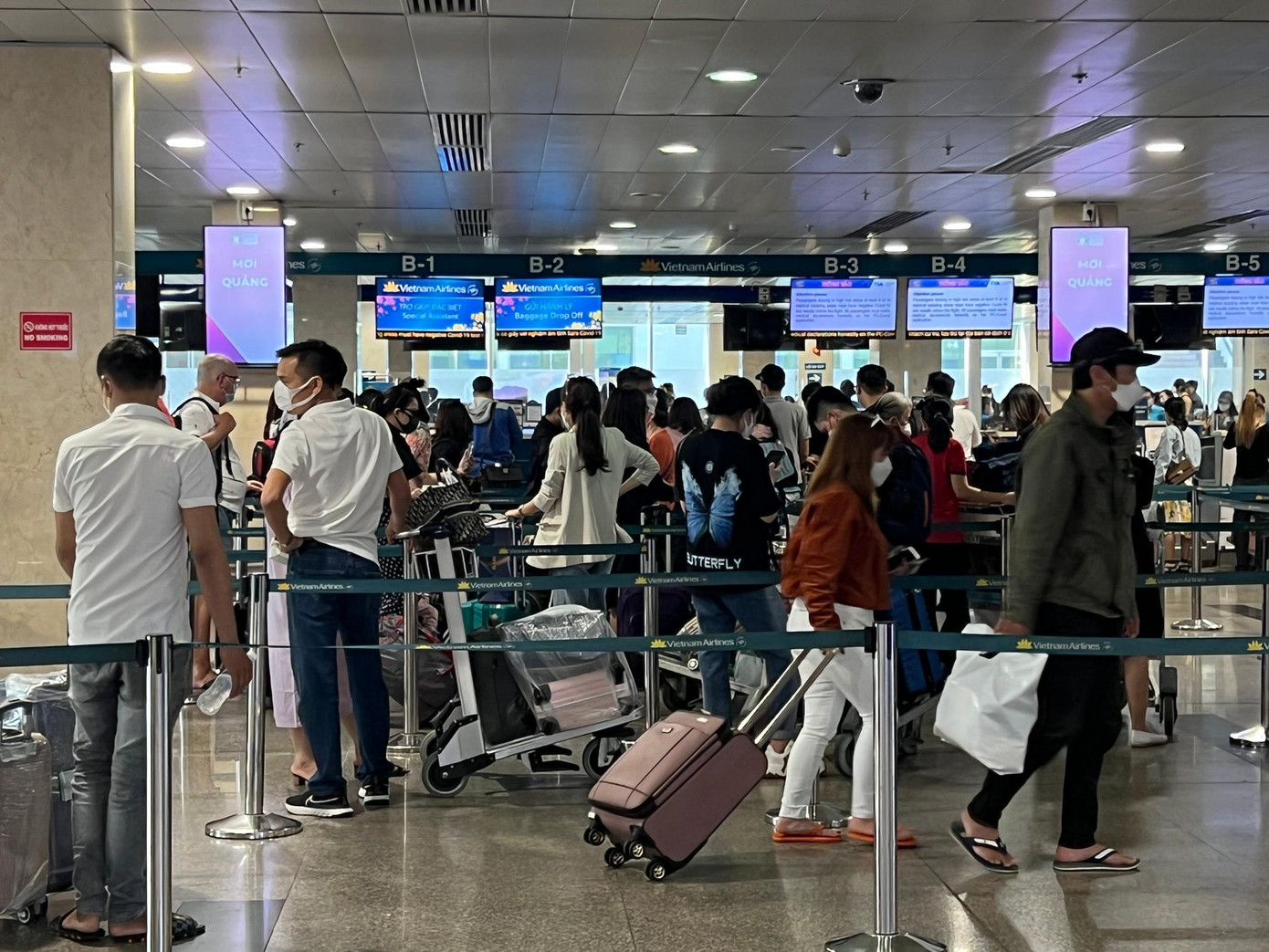 Người người vội vã di chuyển về quê đón Tết bên gia đình.