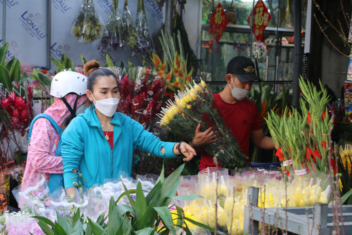 Chị Mai (Tiểu thương ở chợ Hồ Thị Kỷ) cho biết: "Giá hoa năm nay có tăng nhẹ so với cùng thời điểm năm trước nhưng sức mua vẫn ổn định".