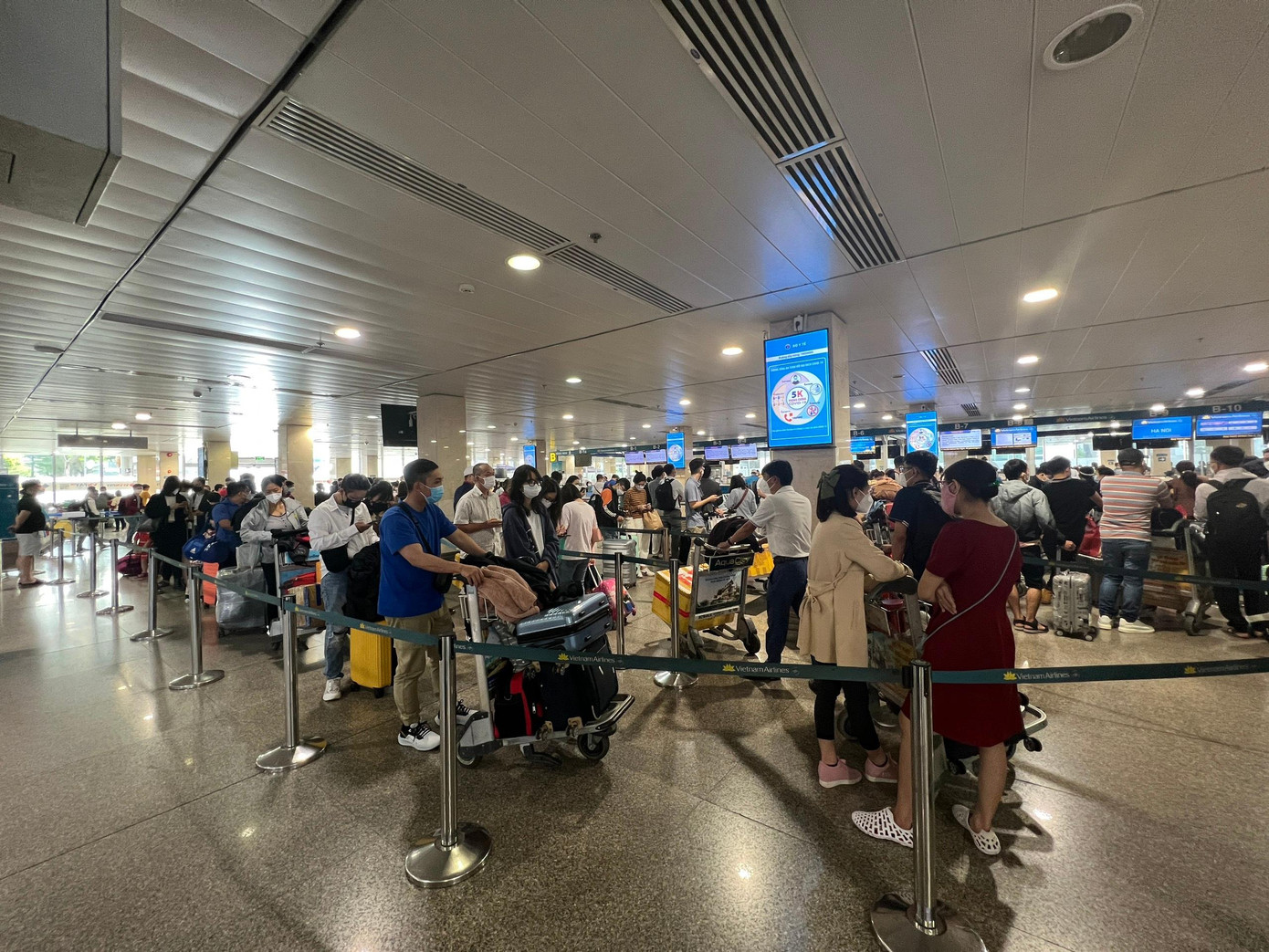 Sân bay Tân Sơn Nhất vẫn nhộn nhịp hành khách vào ngày cuối năm.