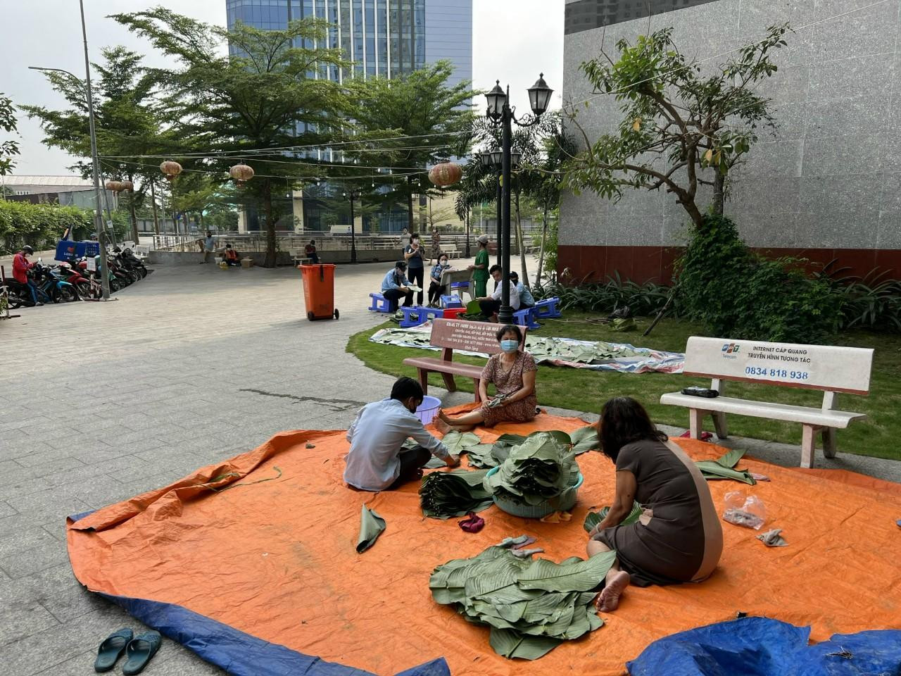 Chung cư City Gate (Phường 16, Quận 8) tổ chức gói bánh chưng, bánh tét đón Tết. Ảnh: NVCC