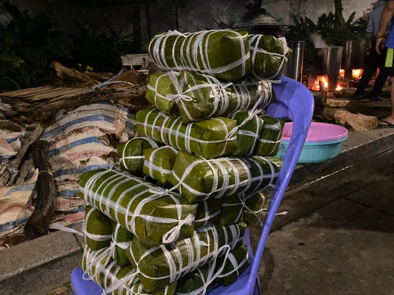 Những chiếc bánh Tét được chuẩn bị sẵn sàng trước khi mang đi nấu.