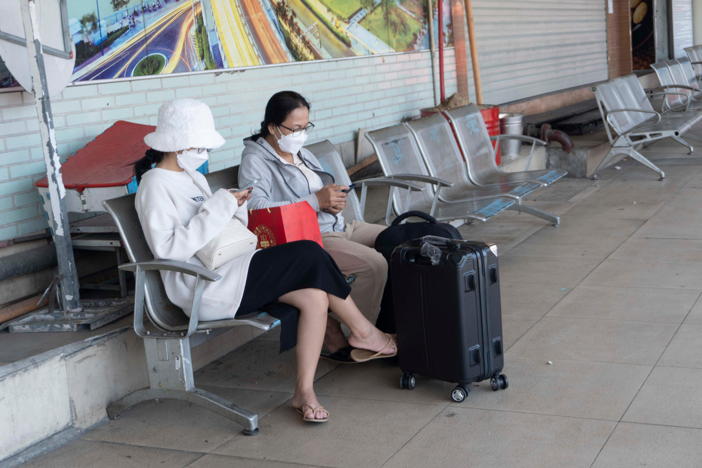 Chị Y (áo trắng) chuẩn bị lên xe về Ninh Thuận lúc 11h. “Hơn nửa năm nay, tôi chưa về quê do dịch COVID-19. Do vậy, mua được vé về quê tôi rất vui nên ra bến trước cả tiếng”- chị Y cho biết