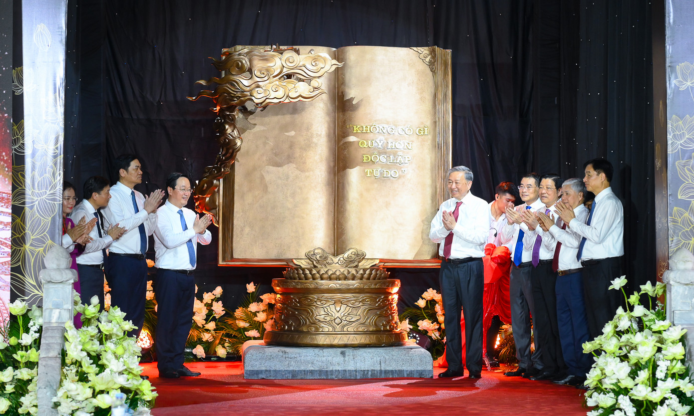 Tổng Bí thư Tô Lâm và các đồng chí lãnh đạo Đảng, Nhà nước, tỉnh Nghệ An thực hiện nghi thức trao tặng tác phẩm điêu khắc "Việt Nam - những trang sử vàng". Ảnh: Thành Cường Tổng Bí thư Tô Lâm và các đồng chí lãnh đạo Đảng, Nhà nước, tỉnh Nghệ An thực hiện nghi thức trao tặng tác phẩm điêu khắc "Việt Nam - những trang sử vàng". Ảnh: Thành Cường