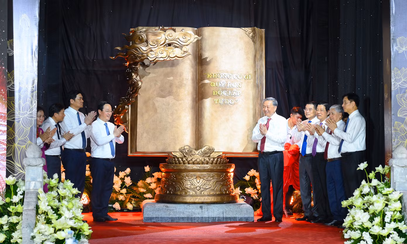 Tổng Bí thư Tô Lâm và các đồng chí lãnh đạo Đảng, Nhà nước, tỉnh Nghệ An thực hiện nghi thức trao tặng tác phẩm điêu khắc "Việt Nam - những trang sử vàng". Ảnh: Thành Cường Tổng Bí thư Tô Lâm và các đồng chí lãnh đạo Đảng, Nhà nước, tỉnh Nghệ An thực hiện nghi thức trao tặng tác phẩm điêu khắc "Việt Nam - những trang sử vàng". Ảnh: Thành Cường