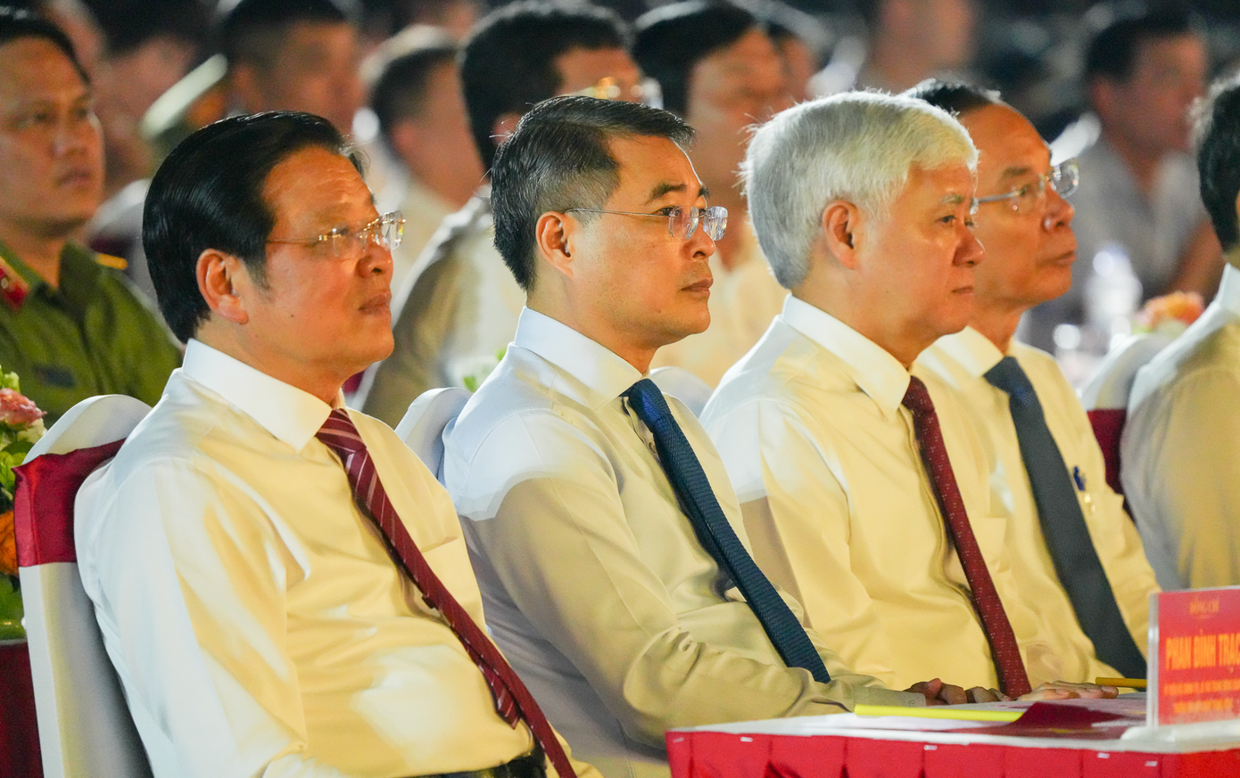 Các đồng chí lãnh đạo Đảng, Nhà nước tham dự Khai mạc Lễ hội Làng Sen toàn quốc 2025 và Khánh thành công trình Tượng “Bác Hồ về thăm quê”. Ảnh: Thành Cường Các đồng chí lãnh đạo Đảng, Nhà nước tham dự Khai mạc Lễ hội Làng Sen toàn quốc 2025 và Khánh thành công trình Tượng “Bác Hồ về thăm quê”. Ảnh: Thành Cường