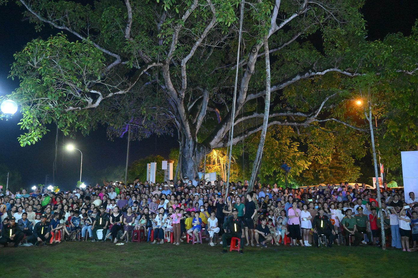 Đông đảo người dân xã Kim Liên, huyện Nam Đàn dự Lễ hội Làng Sen toàn quốc 2025 và Khánh thành công trình Tượng “Bác Hồ về thăm quê”. Ảnh: Thành Cường Đông đảo người dân xã Kim Liên, huyện Nam Đàn dự Lễ hội Làng Sen toàn quốc 2025 và Khánh thành công trình Tượng “Bác Hồ về thăm quê”. Ảnh: Thành Cường