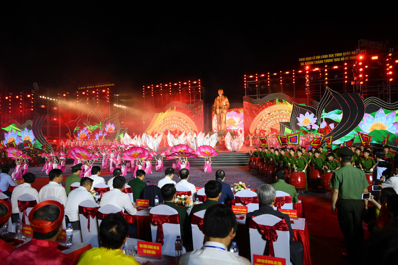 Chương trình nghệ thuật chào mừng Lễ hội Làng Sen toàn quốc 2025 và Khánh thành công trình Tượng “Bác Hồ về thăm quê”. Ảnh Thành Cường. Chương trình nghệ thuật chào mừng Lễ hội Làng Sen toàn quốc 2025 và Khánh thành công trình Tượng “Bác Hồ về thăm quê”. Ảnh Thành Cường.