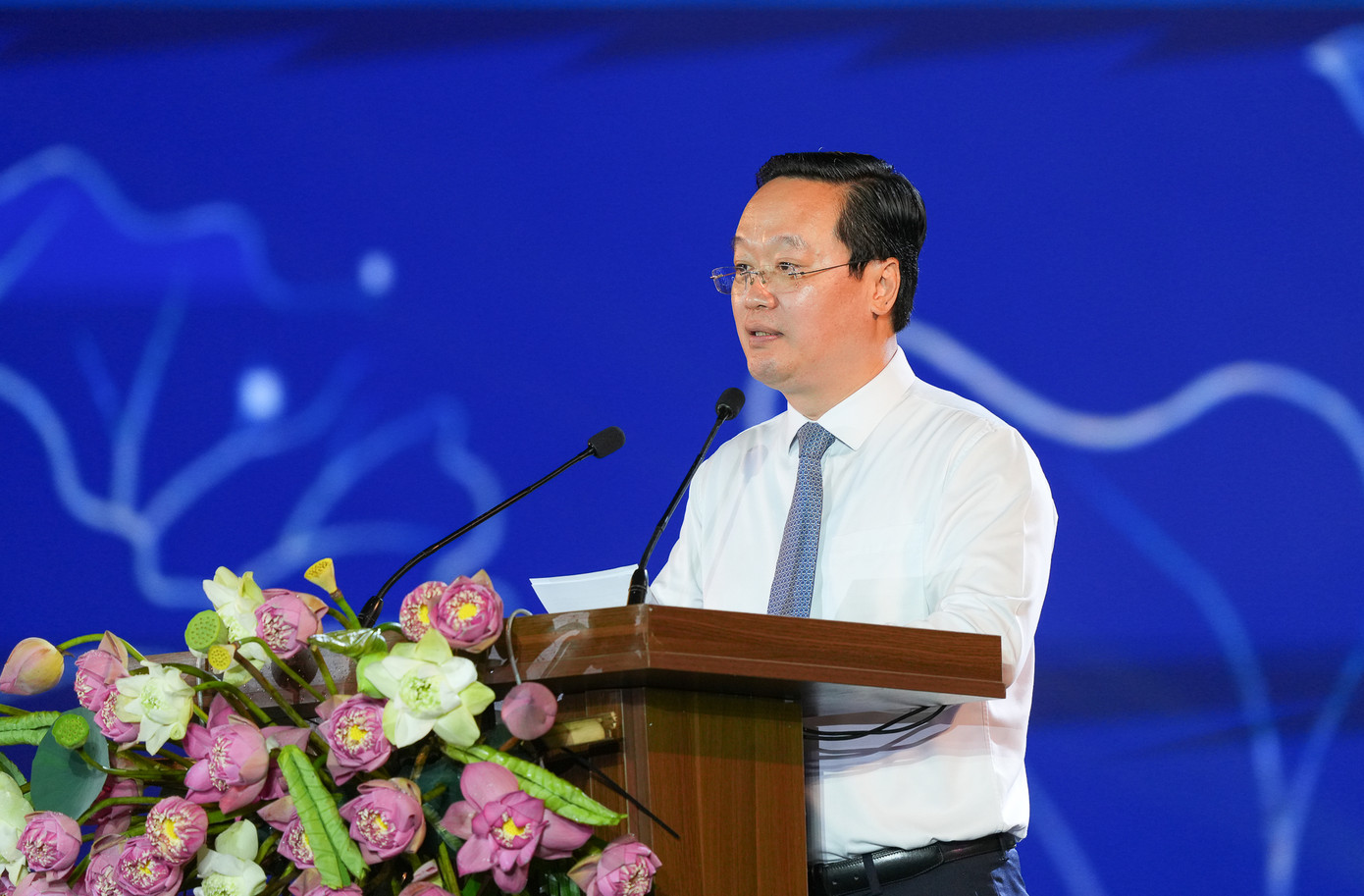 Đồng chí Nguyễn Đức Trung - Bí thư Tỉnh uỷ Nghệ An phát biểu Khai mạc Lễ hội Làng Sen toàn quốc 2025 và Khánh thành công trình Tượng “Bác Hồ về thăm quê”. Ảnh: Thành Cường Đồng chí Nguyễn Đức Trung - Bí thư Tỉnh uỷ Nghệ An phát biểu Khai mạc Lễ hội Làng Sen toàn quốc 2025 và Khánh thành công trình Tượng “Bác Hồ về thăm quê”. Ảnh: Thành Cường