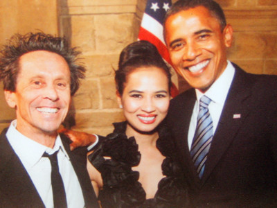 Cùng hôn phu Brian (trái), Tổng thống Obama. Cùng hôn phu Brian (trái), Tổng thống Obama