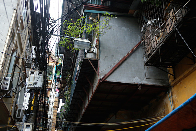 Căn tập thể cũ cơi nới chuồng cọp nhưng được "hét giá" hơn 100 triệu đồng/m2 (ảnh: Như Ý).