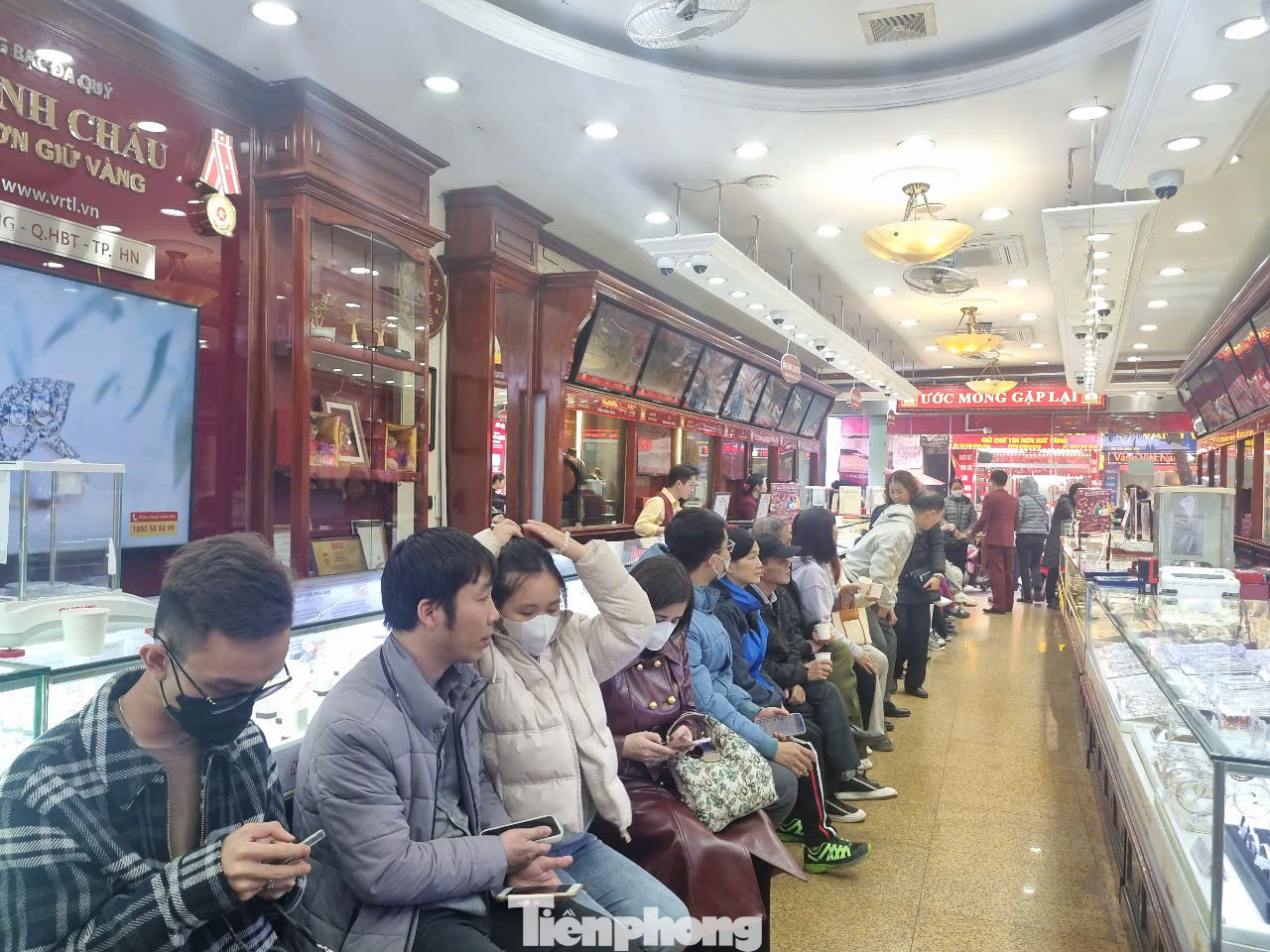 Giá vàng nhẫn cao hơn vàng miếng gần 1 triệu đồng/lượng nhưng người dân vẫn mua vào (ảnh: N.M).
