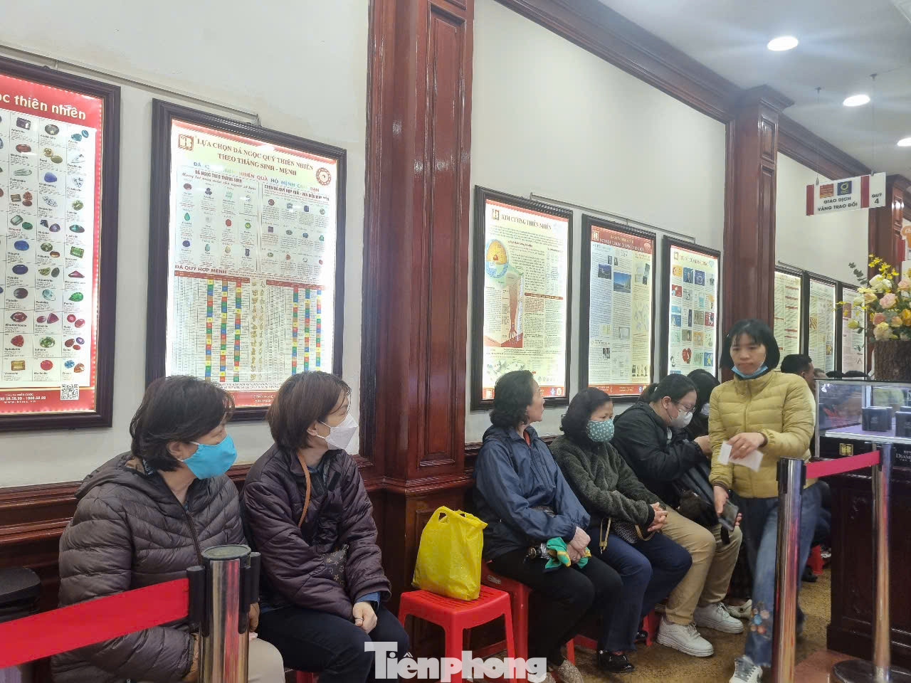 Mỗi người chỉ được mua 1 chỉ vàng nhẫn khi giá vàng lên đỉnh hơn 94 triệu đồng/lượng ngày hôm nay (ảnh: N.M).