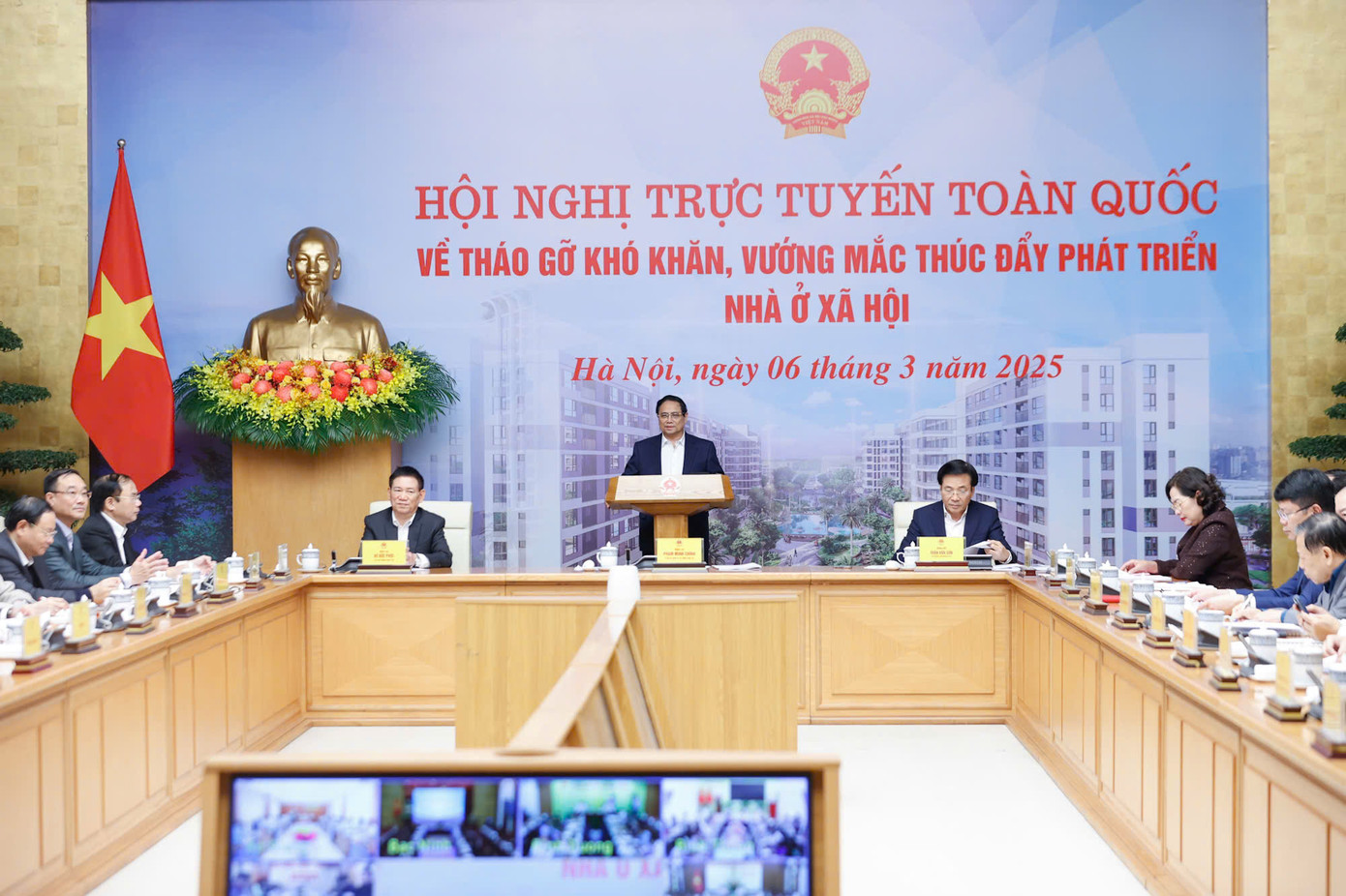 Thủ tướng chỉ đạo tại hội nghị về nhà ở xã hội (ảnh: VGP).