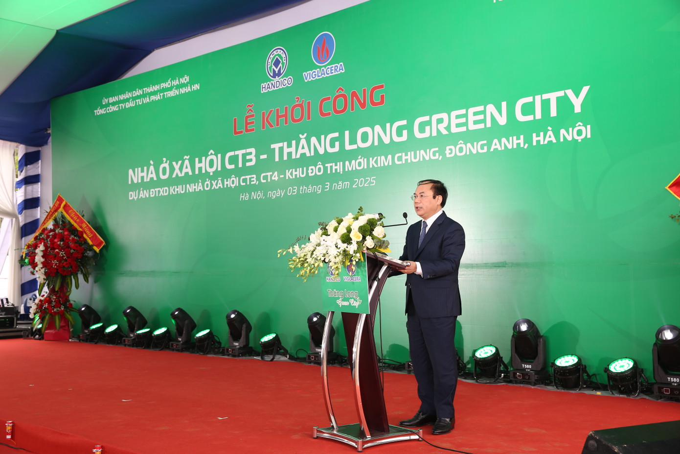 Thứ trưởng Bộ Xây dựng Nguyễn Văn Sinh. Thứ trưởng Bộ Xây dựng Nguyễn Văn Sinh.