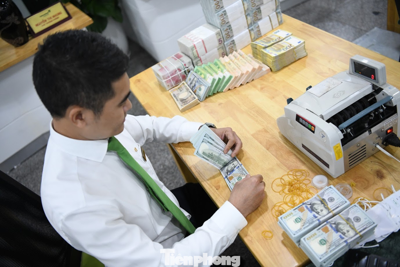 Ngân hàng Nhà nước lập tức can thiệp hạ nhiệt tỷ giá (ảnh: Như Ý). Ngân hàng Nhà nước lập tức can thiệp hạ nhiệt tỷ giá (ảnh: Như Ý).