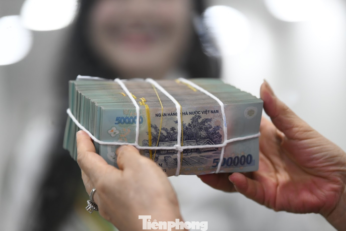 Tiền gửi của người dân chảy mạnh vào ngân hàng. Tiền gửi của người dân chảy mạnh vào ngân hàng.