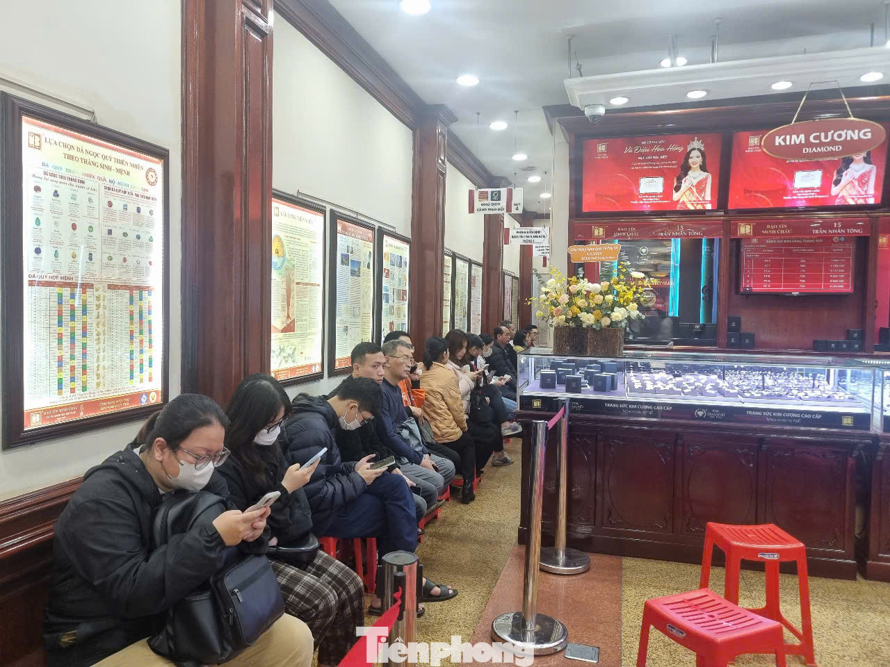 Người dân chờ xếp hàng mua bán vàng tại cửa hàng trên phố Trần Nhân Tông (Hà Nội) ngày 13/3 (ảnh: N.M).