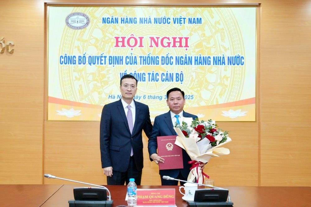 Phó Thống đốc Ngân hàng Nhà nước Phạm Quang Dũng trao quyết định cho ông Lại Hữu Phước.