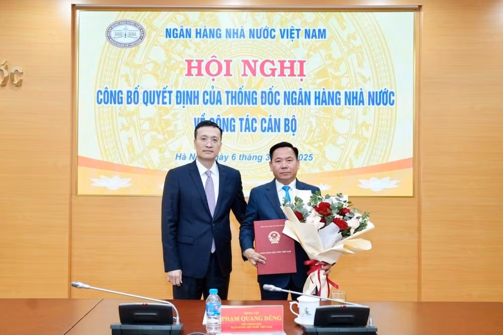 Phó Thống đốc Ngân hàng Nhà nước Phạm Quang Dũng trao quyết định cho ông Lại Hữu Phước. Phó Thống đốc Ngân hàng Nhà nước Phạm Quang Dũng trao quyết định cho ông Lại Hữu Phước.
