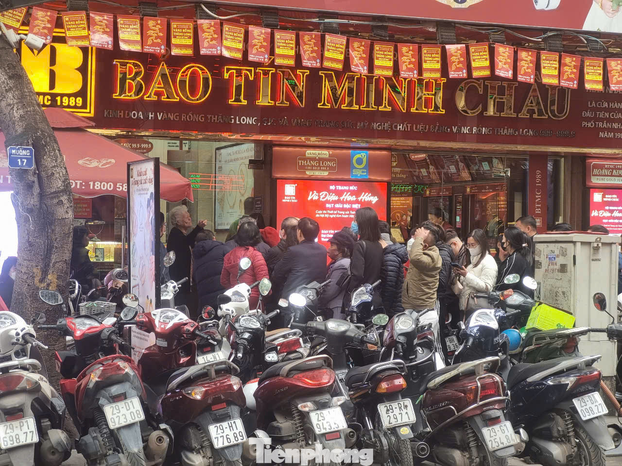 Khách xếp hàng tại cửa hàng vàng trên phố Trần Nhân Tông (Hai Bà Trưng, Hà Nội) sáng ngày 18/3 nhưng chưa biết giờ nào cửa hàng bán.