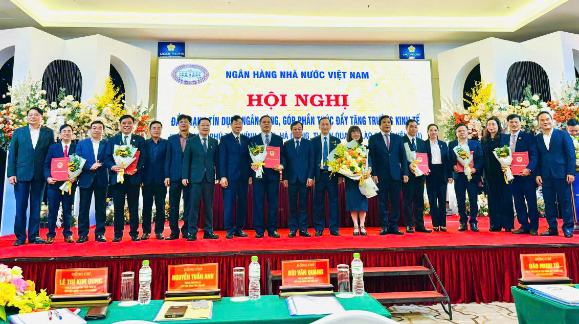 Ban Lãnh đạo NHNN chi nhánh Khu vực 4 ra mắt. Ban Lãnh đạo NHNN chi nhánh Khu vực 4 ra mắt.