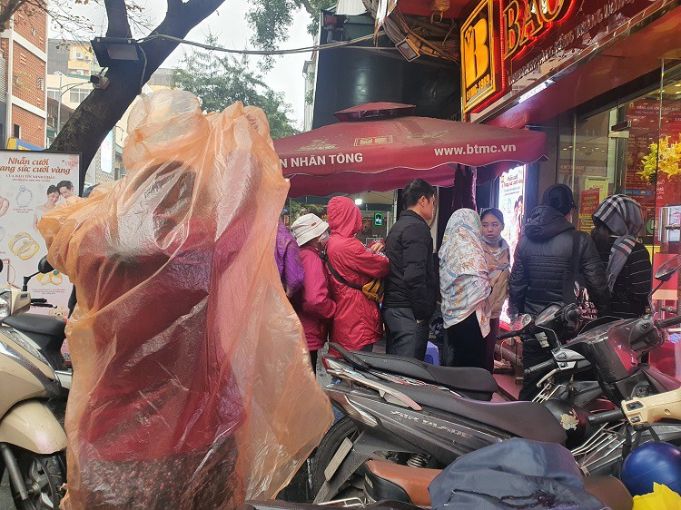 Người dân đội mưa mua vàng sáng nay khi giá vàng lên 95 triệu đồng/lượng.