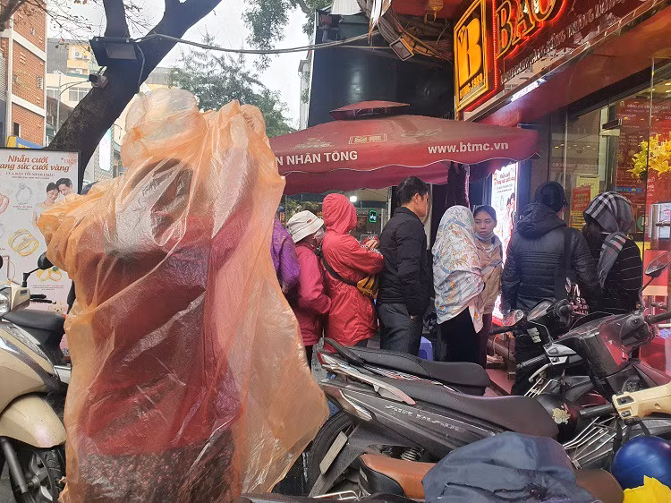 Người dân đội mưa mua vàng sáng nay khi giá vàng lên 95 triệu đồng/lượng.