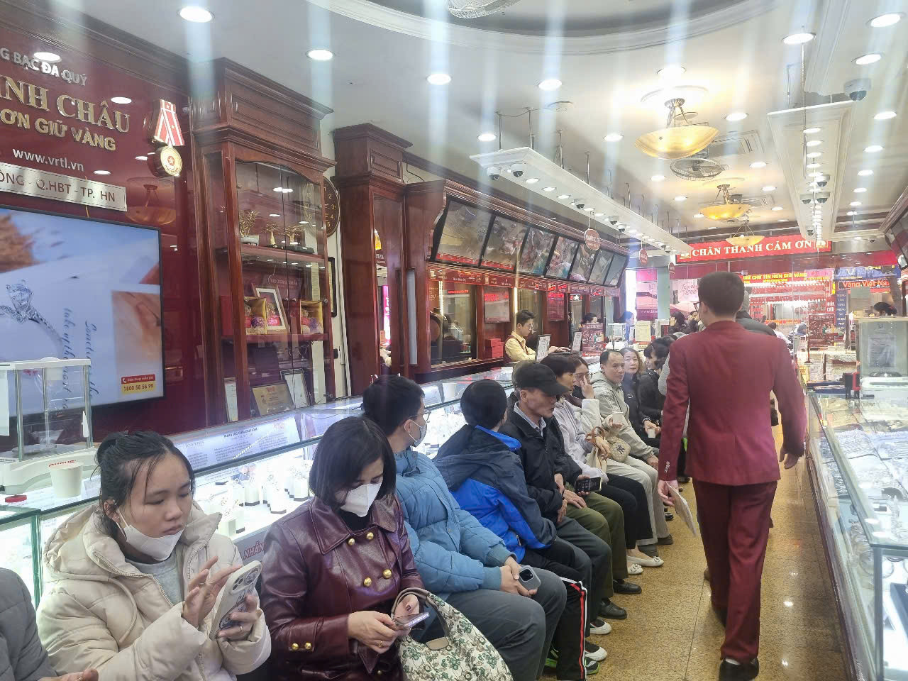 Các tiệm vàng cũng đẩy cao giá mua vào để thu gom vàng. Các tiệm vàng cũng đẩy cao giá mua vào để thu gom vàng.