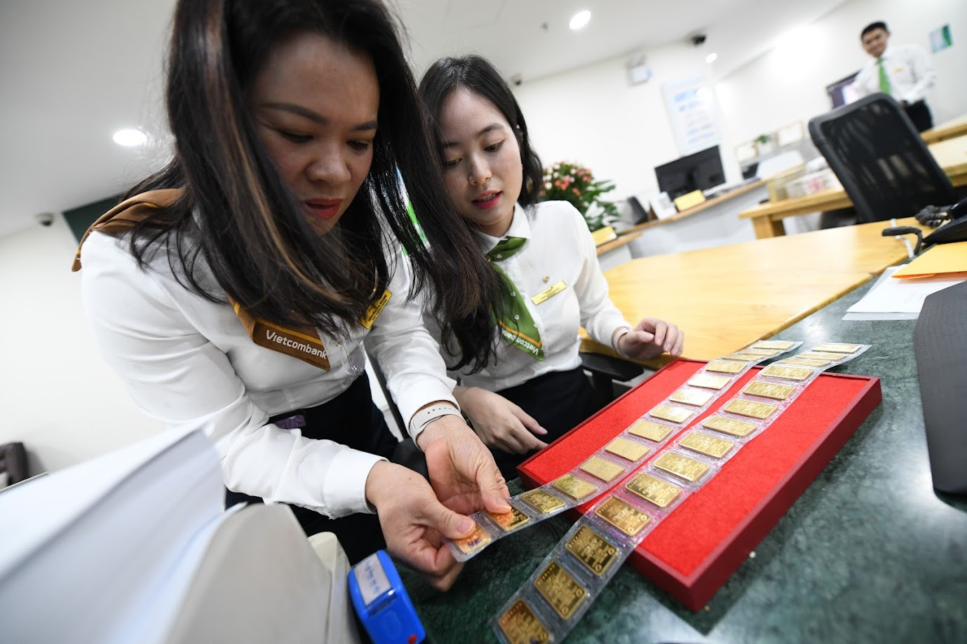 Vàng SJC vượt mốc 120 triệu đồng/lượng.