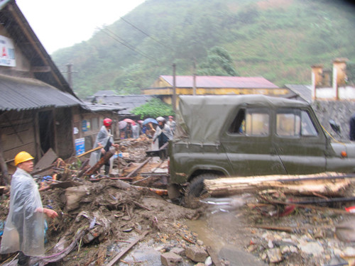 Lực lượng bộ đội cùng tích cực tham gia ứng cứu!