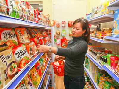 Một khách hàng mua sắm trong gian bán hàng Hàn Quốc tại cửa hàng EK mart