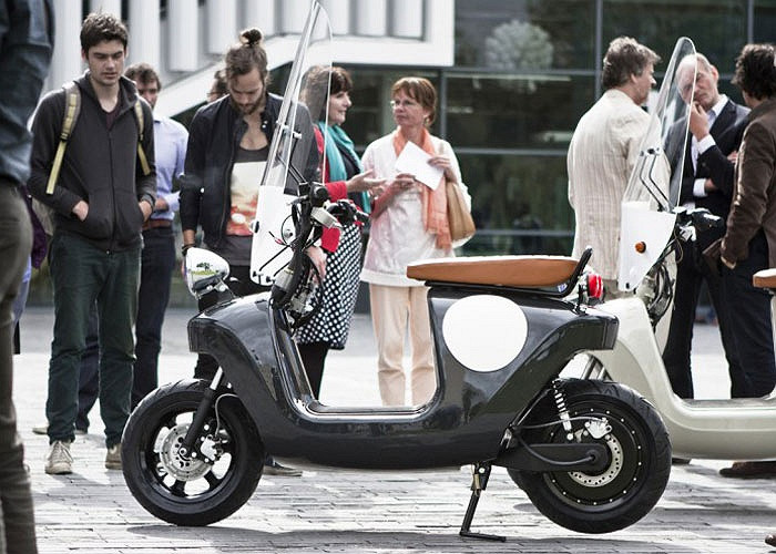 Xe có trang bị đèn LED chiếu sáng trước và sau LED đồng thời có cổng USD để sạc điện thoại