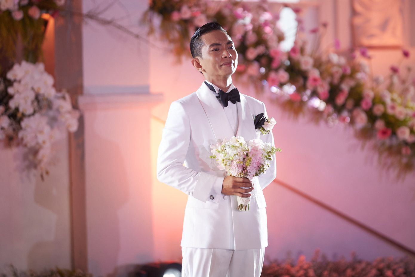 Những chia sẻ của Khánh Thi khiến Phan Hiển bật khóc. "Con số mười ba năm rất dài. Mọi người biết vì sao không. Chắc chắn tôi chưa bao giờ nói với Khánh Thi tôi rất sợ khi chúng tôi đến với nhau mọi người lời ra tiếng vào rất nhiều. Tôi sợ nhất là mời đám cưới không ai đi. Chúng tôi bị rất nhiều người nói, có người lại rất ngưỡng mộ nhưng có những người rất ghét. Thời điểm đó gần như không một ai ủng hộ chúng tôi nên điều chúng tôi sợ đó là nếu làm đám cưới sẽ không có ai đến. Nhưng hôm nay đúng là không có chỗ ngồi. Tôi cảm ơn mọi người", anh nói.